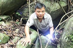 Tìm nước sạch trong động núi