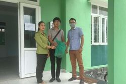 Người dân bỏ tiền giải cứu rùa hộp trán vàng rất quý hiếm