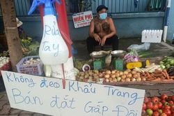 Sạp rau anh Minh, ai đeo khẩu trang hở mũi không thêm hành ngò