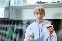 Jungkook quá đẹp trai khi đi… chôm đồ, hớn hở khi bị phát hiện
