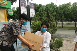 Đạo diễn Hoàng Nhật Nam gửi gần 6 tỷ đồng cho Đà Nẵng, Quảng Nam chống dịch COVID-19