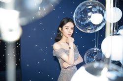 Bỏ ngoài tai những tin đồn về thói quen xấu, Triệu Lệ Dĩnh xuất hiện đẹp tựa thiên thần