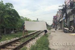 Hà Nội: Tai nạn đường sắt nghiêm trọng, dân vẫn 'thờ ơ' với tính mạng