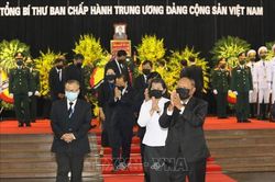 Chủ tịch Quốc hội Camphuchia Heng Samrin viếng nguyên Tổng Bí thư Lê Khả Phiêu