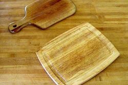 Tại sao nên vứt bỏ thớt nhựa và dùng thớt gỗ?