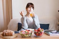 Những điều phụ nữ cần biết để chống lão hóa, tránh rụng tóc và tăng cân