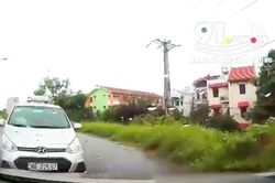 Tài xế taxi đi ẩu đâm trực diện vào ô tô đi ngược chiều