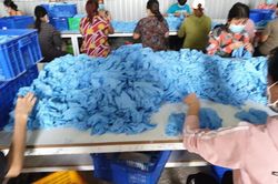 Bắt kho hàng có hàng triệu găng tay y tế đã qua sử dụng, sắp tuồn ra thị trường