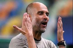 Pep Guardiola nổi nóng khi Sterling bỏ lỡ cơ hội trước gôn trống