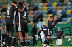 Hai tội đồ của Man City khóc sau trận thua Lyon