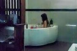 Tiếp viên massage 'tắm tiên' với khách giữa dịch Covid-19