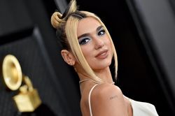 Dua Lipa thay đổi màu tóc liên tục, có kiểu nửa vời giống Jennie