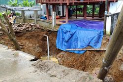Sụt hố cát-tơ, nhiều hộ dân phải sơ tán khẩn cấp