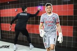 Thủ môn Đặng Văn Lâm 'giật mình thon thót' trước pha chơi lầy bằng bóng tennis