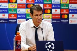 HLV Lyon tuyên bố đã thắng Pep từ trên 'sa bàn' chiến thuật