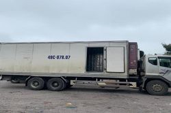 Bắt quả tang 6 đối tượng đánh bạc trong thùng ô tô tải