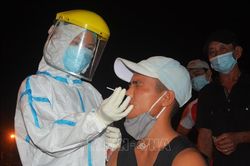 Những 'chiến sĩ tuyến đầu' trắng đêm lấy mẫu xét nghiệm COVID-19