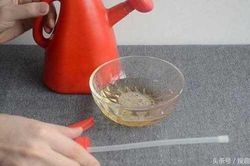 Đổ muối ăn vào lon bia thừa, cô gái không ngờ tạo ra được điều kỳ diệu