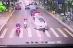 Clip: Tự lao đầu vào xe khiến 3 ô tô đâm nhau, người đàn ông còn đòi ăn vạ