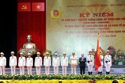 Kỷ niệm trọng thể 75 năm Ngày truyền thống CAND và 15 năm Ngày hội toàn dân bảo vệ ANTQ