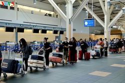 Đưa 340 công dân Việt Nam từ Canada về nước an toàn