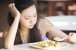 Nặng mặt buổi sáng do đâu?