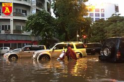 Người điều khiển ô tô mua xôi, bánh mì chống đói do đường ngập sau mưa lớn