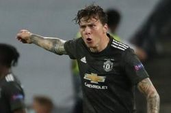 Lindelof nổi nóng khi bị Fernandes nhắc nhở vì bàn thua thứ 2