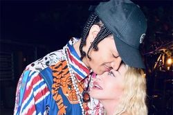Madonna và bạn trai tình cảm trong tiệc sinh nhật