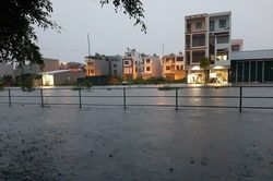 5 trận động đất ở Sơn La, mưa lớn Hạ Long chìm trong biển nước
