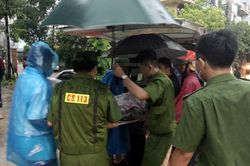 Bụi tre đổ làm sập tường phòng ngủ, 3 người nhập viện