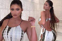 'Hot mom' Kylie Jenner diện bodysuit khoe trọn đường cong