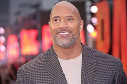 Dwayne Johnson: Từ cầu thủ bóng bầu dục thất bại đến siêu sao giàu có nhất Hollywood