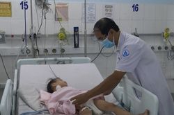 Dùng tim phổi nhân tạo và 'phòng mổ di động' cứu bệnh nhi 3 tuổi