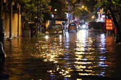 Nhiều tuyến phố tại Thủ đô ngập trong 'biển nước' sau trận mưa lớn