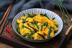 Thay vì hành lá, xào trứng cho thêm loại lá này có ngay món ăn cực bổ cho cả nhà
