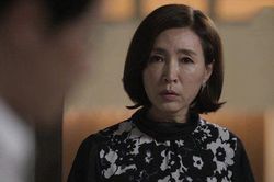 Gần trưa dâu mới vẫn chưa dậy ăn sáng, mẹ chồng lên phòng gọi thì la thất thanh