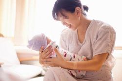 Nghĩ đi đẻ, mẹ 'run cầm cập', ai ngờ vừa xem TV vừa sinh con vì không hề đau