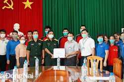 Lữ đoàn 26 trao tặng 1 ngàn dây đeo khẩu trang cho Trung tâm Huấn luyện và thi đấu TDTT tỉnh