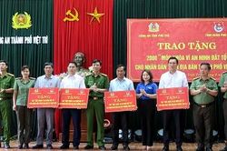 Trao tặng '2.000 móc khóa vì an ninh Đất Tổ'