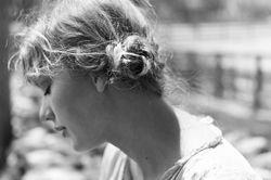 Taylor Swift bất ngờ tung MV 'the lakes', You Guys đồng loạt 'tuyển gấp' gia sư tiếng Anh
