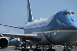 Air Force One suýt đâm phải vật thể giống drone khi hạ cánh