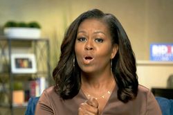 Thông điệp từ chiếc dây chuyền của bà Obama ở đại hội đảng Dân chủ