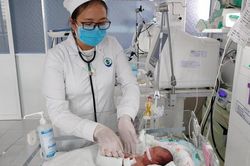 Cứu sống trẻ sinh cực non, nặng 0,8kg