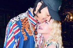 Madonna đón sinh nhật tuổi 62 bên bạn trai 9x
