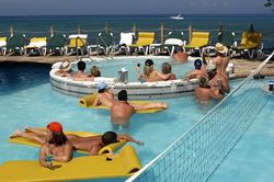 Resort khỏa thân mở cửa giữa dịch COVID-19 bị chỉ trích