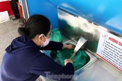 Người dân Đà Nẵng nhận hỗ trợ từ ATM gạo trí tuệ nhân tạo