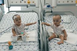 Sau ca mổ tách rời, Trúc Nhi – Diệu Nhi lần đầu xích lại gần, chạm tay nhau