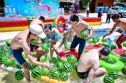 Công viên nước Vũ Hán đông nghịt thanh niên không khẩu trang, không giãn cách xã hội