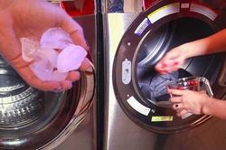 Thả 3 viên đá vào máy giặt, đồ lấy ra tự phẳng, mặc trăm lần cũng không bạc màu